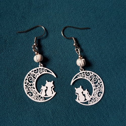 Boucle d'oreille, chat, lune émaillé blanc, perles en bois blanche et noir, crochet en métal acier inoxydable argenté