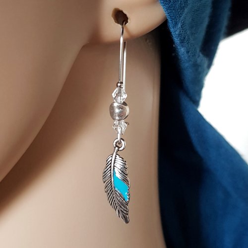Boucle d'oreille plume émaillé bleu, perles en verre transparente, crochet en métal acier inoxydable argenté