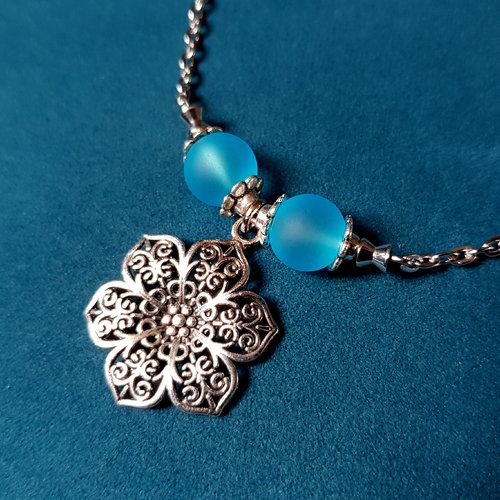 Collier fleur, perles en verre bleu givré , fermoir, chaîne en métal acier inoxydable argenté