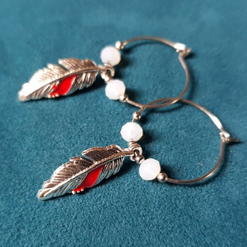 Boucle d'oreille créole, plume émaillé rouge, perles en verre blanche, crochet en métal acier inoxydable argenté