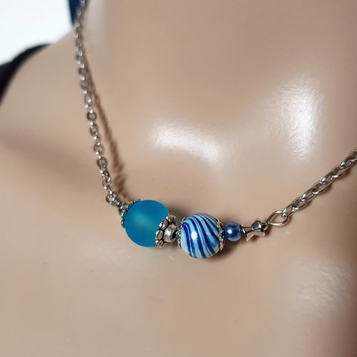 Collier perles en verre et acrylique bleu givré, blanc, fermoir, chaîne en métal acier inoxydable argenté