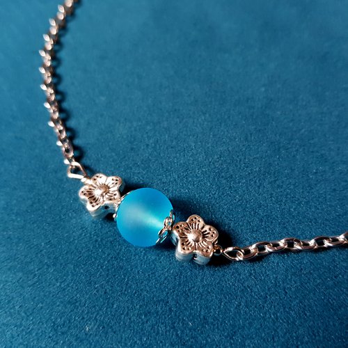 Collier fleurs, perles en verre bleu givré, fermoir, chaîne en métal acier inoxydable argenté