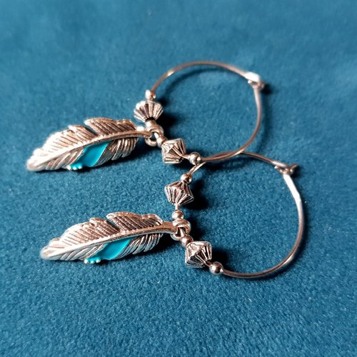 Boucle d'oreille créole, plume émaillé bleu, perles en verre, crochet en métal acier inoxydable argenté