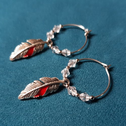 Boucle d'oreille créole, plume émaillé rouge, perles en verre transparent, crochet en métal acier inoxydable argenté