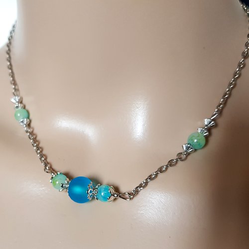 Collier perles en verre bleu givré, vert clair, fermoir, chaîne en métal acier inoxydable argenté