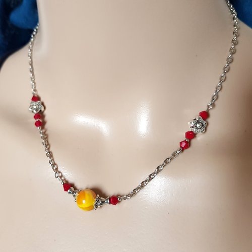 Collier perles fleurs, perles en acrylique, jaune moutarde, en verre rouge foncé, fermoir, chaîne en métal acier inoxydable argenté