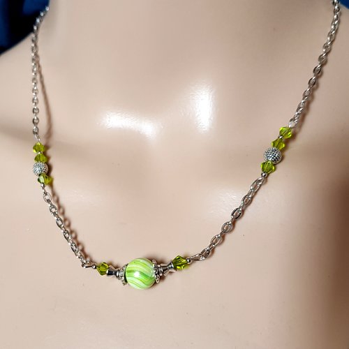 Collier perles en acrylique, verte clair, en verre verte, fermoir, chaîne en métal acier inoxydable argenté