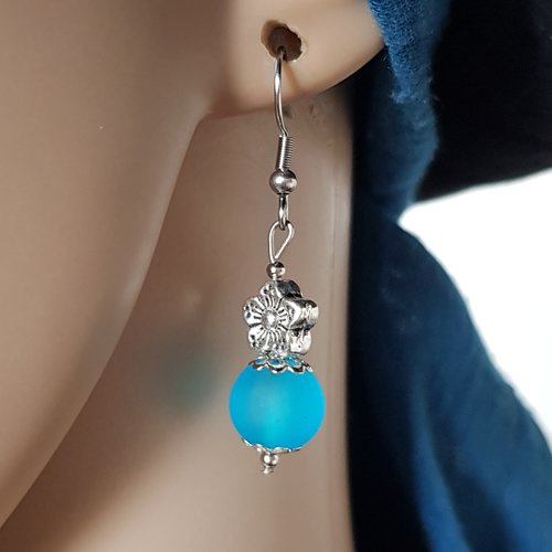 Boucle d'oreille perles en verre bleu givré, coupelles, fleurs, crochet en métal acier inoxydable argenté