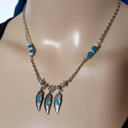 Collier plumes émaillé bleu, perles en verre bleu, fermoir, chaîne en métal acier inoxydable argenté