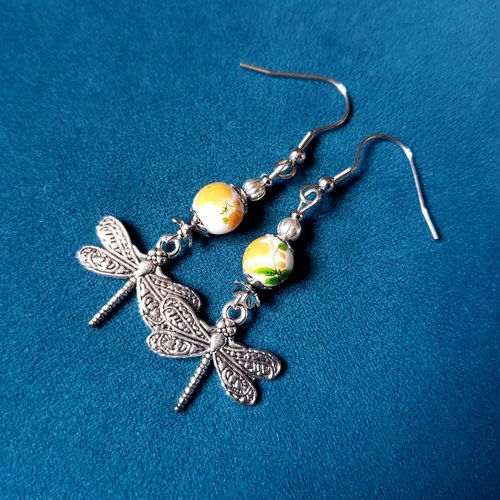 Boucle d'oreille libellule, perles en porcelaine blanc, jaune, vert, coupelles, crochet en métal acier inoxydable argenté