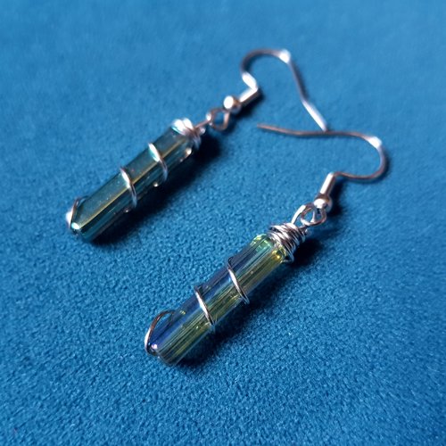 Boucle d'oreille perles en verre rectangle bleu avec reflets vert, fil d'acier, crochet en métal acier inoxydable argenté