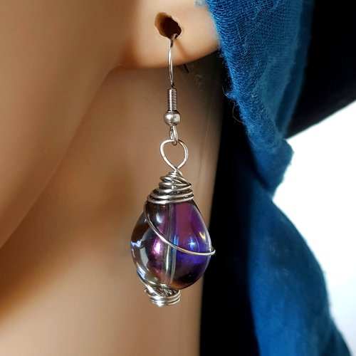 Boucle d'oreille perles en verre bleu avec reflets violet, fil d'acier, crochet en métal acier inoxydable argenté