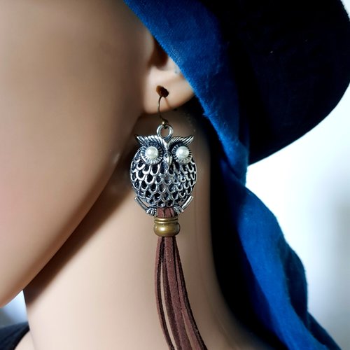 Boucle d'oreille hibou, chouette métal argenté, crochet en bronze, pompon suédine