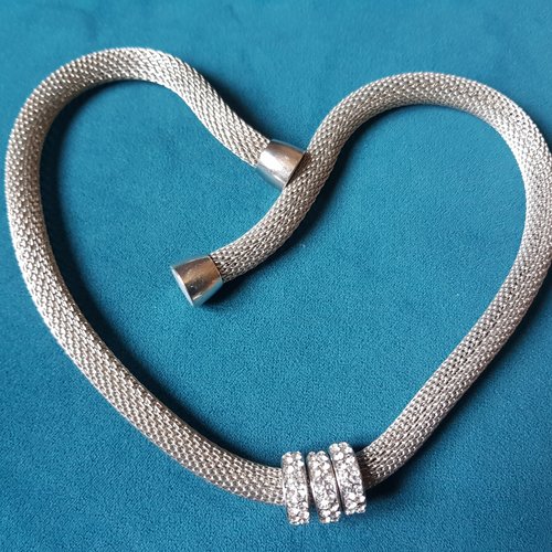 Collier grosse chaîne souple légère en métal argenté, perles avec strass transparent, fermoir aimanté
