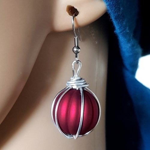 Boucle d'oreille perles en acrylique rouge bordeaux, crochet en métal acier inoxydable argenté