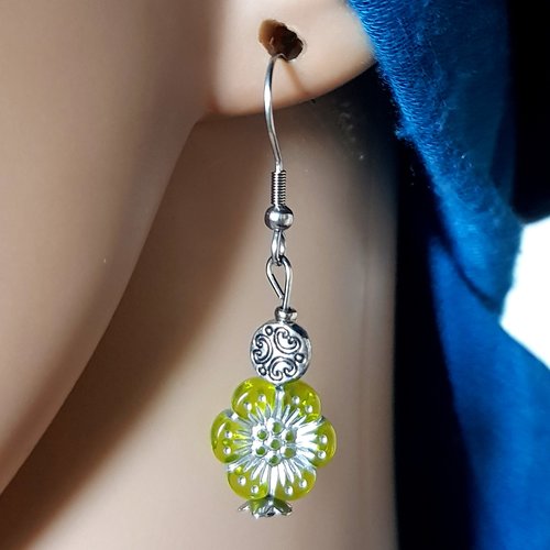 Boucle d'oreille perles fleur en acrylique verte très clair, argenté, crochet en métal acier inoxydable argenté