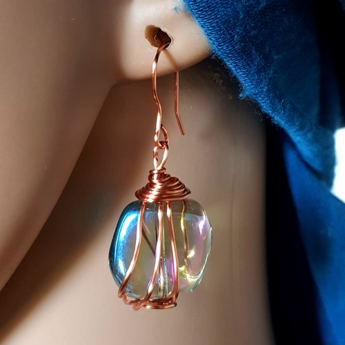 Boucle d'oreille perles en verre carrée irrégulier bleu avec reflets vert, fil d'acier en métal acier inoxydable doré rose