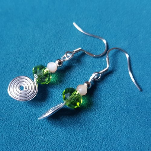 Boucle d'oreille spiral perles en verre vert clair, crochet boule puce en métal acier inoxydable argenté
