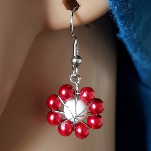Boucle d'oreille fleurs, perles en acrylique rouge, blanche, argenté, crochet en métal acier inoxydable argenté