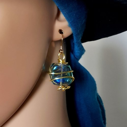 Boucle d'oreille perles en verre carrée irrégulier bleu avec reflets vert, fil d'acier, crochet en métal acier inoxydable doré