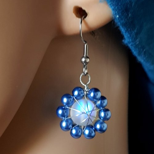 Boucle d'oreille fleurs, perles en acrylique et verre bleu, transparente avec reflets, argenté, crochet en métal acier inoxydable argenté