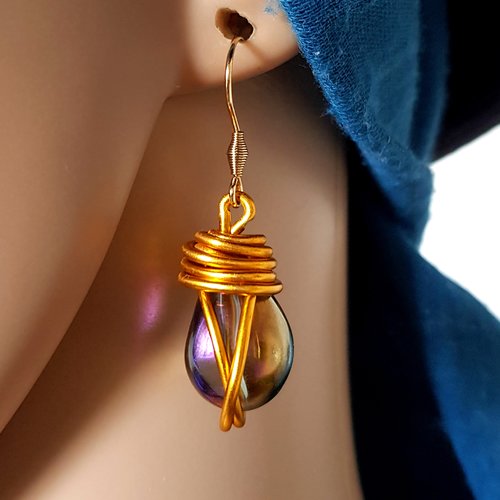 Boucle d'oreille perles en verre ovale goutte, violet avec reflets bleu , fil d'acier, crochet en métal acier inoxydable doré