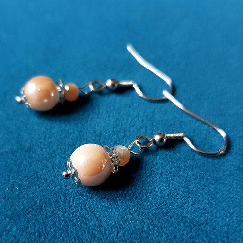 Boucle d'oreille perles orange clair, blanc en verre, argenté, coupelles, crochet en métal acier inoxydable argenté