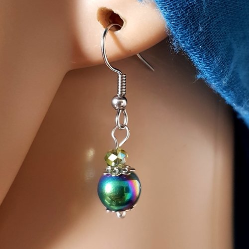 Boucle d'oreille perles vert avec reflets, blanc en verre, argenté, coupelles, crochet en métal acier inoxydable argenté