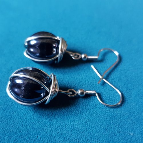Boucle d'oreille perles en verre émaillé noir, fil d'acier, crochet en métal acier inoxydable argenté