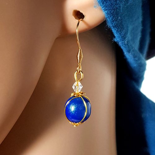 Boucle d'oreille perles en verre bleu foncé pailleté, coupelles, fil d'acier en métal doré, crochet acier inoxydable doré,