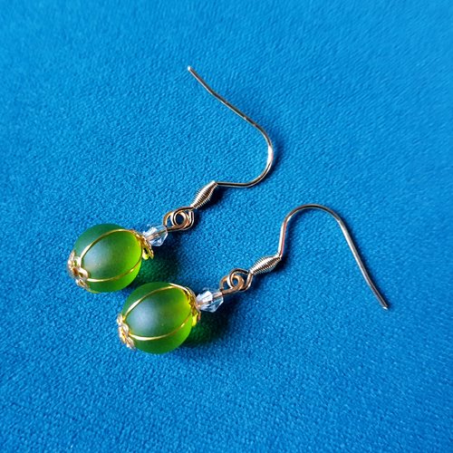 Boucle d'oreille perles en verre vert givré, coupelles, fil d'acier en métal doré, crochet acier inoxydable doré,