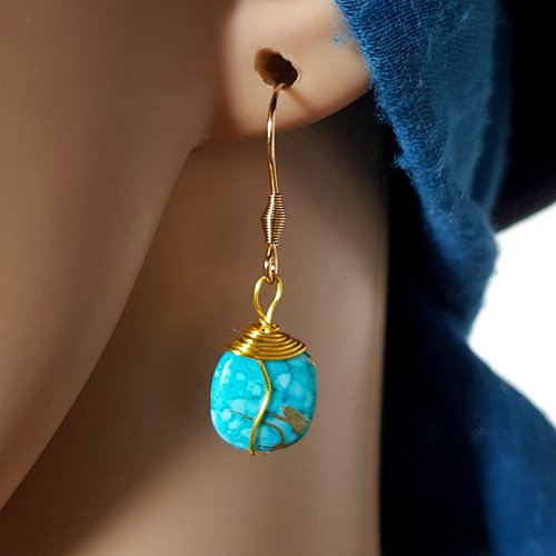Boucle d'oreille perles en acrylique bleu, coupelles, fil d'acier en métal doré, crochet acier inoxydable doré,