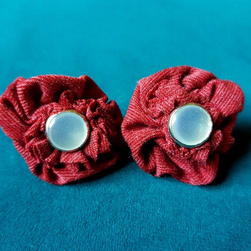 Boucle d'oreille fleur en tissue rouge bordeaux, ronde, bouton, crochet puce en métal acier inoxydable argenté