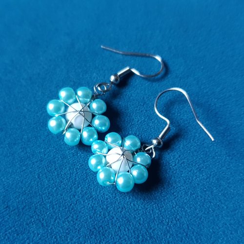 Boucle d'oreille fleurs, perles en acrylique et verre bleu, blanc argenté, crochet en métal acier inoxydable argenté