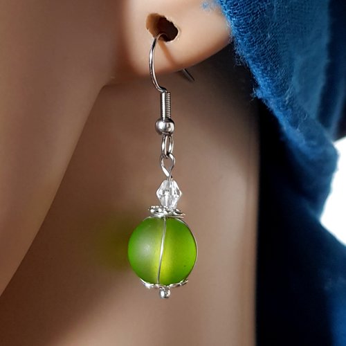 Boucle d'oreille perles en verre vert givré, coupelles, fil d'acier en métal, crochet acier inoxydable argenté,