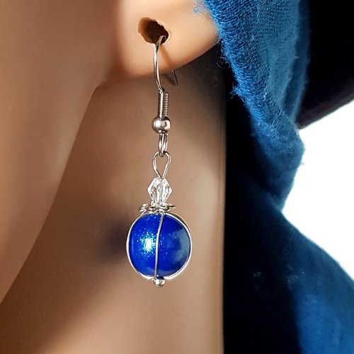 Boucle d'oreille perles en verre bleu foncé pailleté, coupelles, fil d'acier en métal, crochet acier inoxydable argenté,