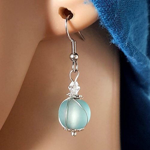 Boucle d'oreille perles en verre bleu gris, coupelles, fil d'acier en métal, crochet acier inoxydable argenté,