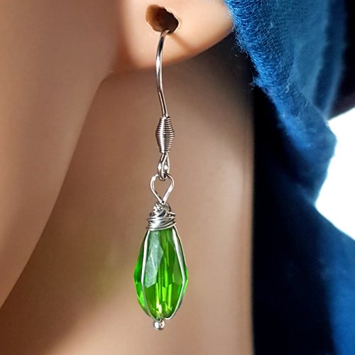 Boucle d'oreille perles en verre vert goutte à facette, coupelles, fil d'acier en métal, crochet acier inoxydable argenté,