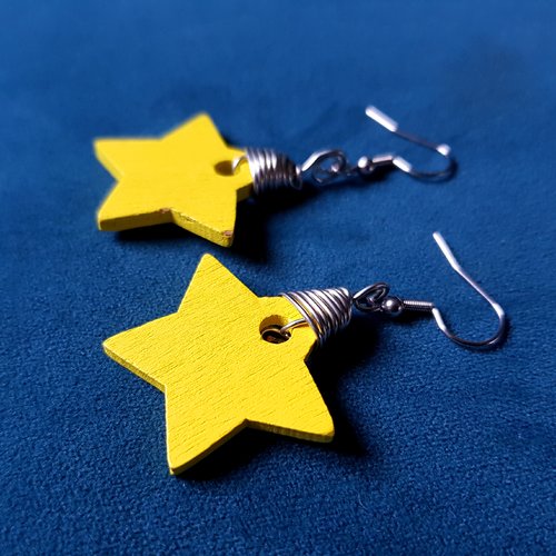 Boucle d'oreille étoile en bois léger jaune, crochet en métal acier inoxydable argenté