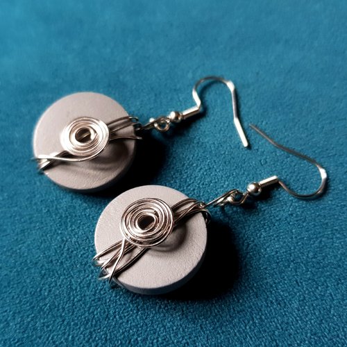 Boucle d'oreille cercle en bois léger gris, crochet en métal acier inoxydable argenté