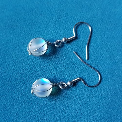Boucle d'oreille perles en verre givré transparent avec reflets bleu, fil d'acier en métal, crochet acier inoxydable argenté,