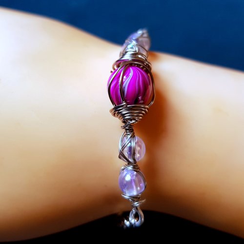 Bracelet perle acrylique rose, fuchsia, blanche, noir, et verre transparente, fermoir mousqueton, chaîne d’extension, métal acier ino