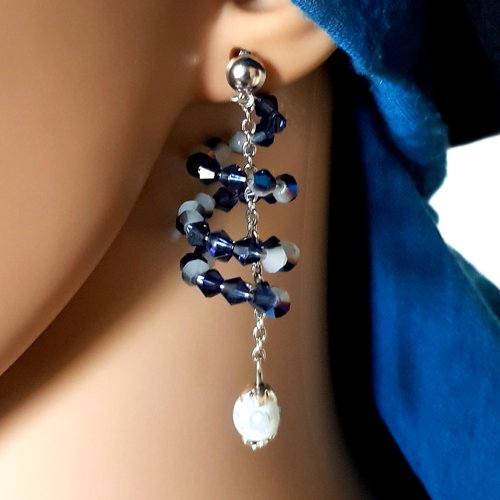 Boucle d'oreille spiral perles en verre bleu, blanc, fil d'acier, chaîne, crochet puce en métal  argenté
