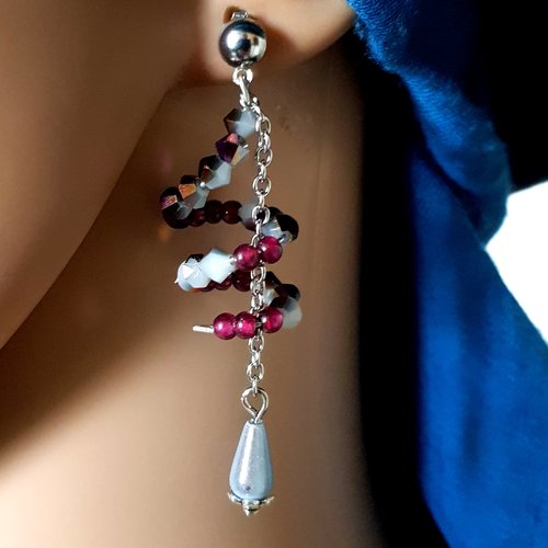 Boucle d'oreille spiral perles en verre violet, prune,, blanc, fil d'acier, chaîne, crochet puce en métal  argenté
