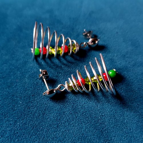 Boucle d'oreille sapin, perles en verre rouge, verte, fil d'acier en métal, crochet puce métal argenté