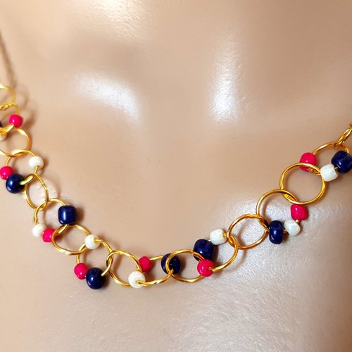 Collier perles rocaille bleu foncé, rose fuchsia, blanc, anneaux, chaîne d’extension, fermoir, chaîne en métal acier inoxydable doré