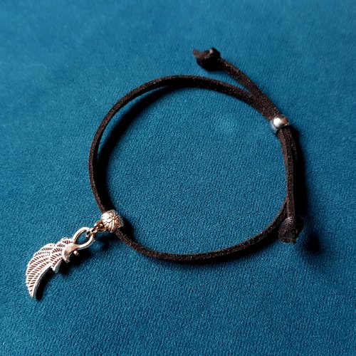 Bracelet cuir noir, breloque aile, métal argenté fermoir par une perle qui coulisse