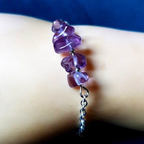 1 bracelet perles en améthyste violet transparent, chaîne, fermoir en métal argenté clair