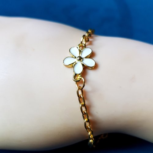 Bracelet avec fleur émaillé blanc, chaîne, fermoir mousqueton, chaîne d’extension, métal doré
