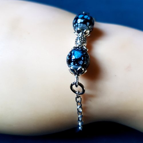 1 bracelet perles en verre noir, bleu, blanc moucheté, chaîne d'extension, fermoir en métal argenté